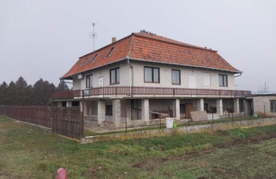 Peščara, dvoetažna kuća sa potkrovljem!