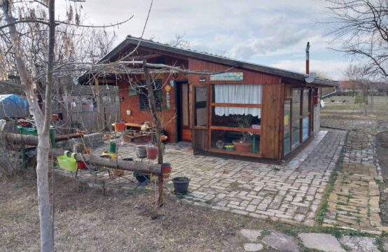 Makova sedmica, vikendica sa velikim placem!