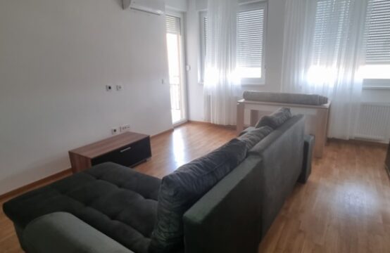 Centar III, trosoban stan sa parking mestom za iznajmljivanje.