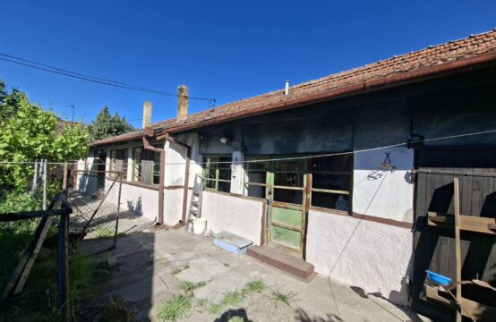 Bajnat, samostalna prizemna kuća.