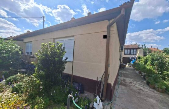 Mali Bajmok, dve stanbene kuće u istom dvorištu!