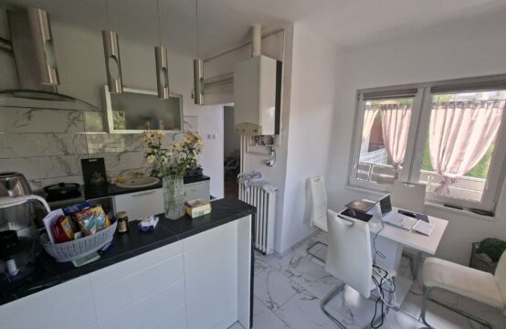 Centar III, dvosoban namešten stan sa garažom!