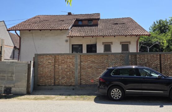 Željezničko naselje,prizemna kuća sa potkrovljem i započetom adaptacijom!