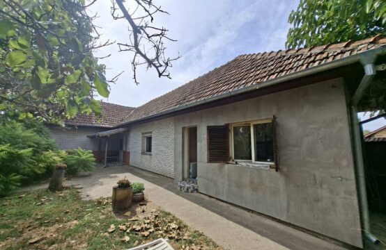 Novo selo, prizemna porodična kuća sa pomoćnim objektom!