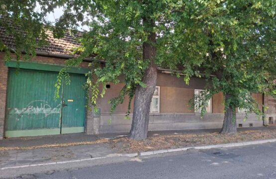 Gat, trosobna kuća sa dodatnim objektima.