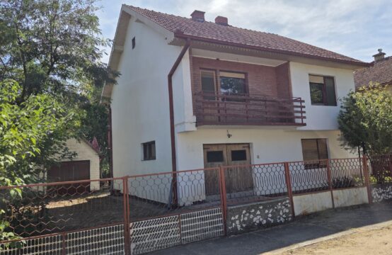 Palić, dvoetažna kuća sa sopstvenom parcelom.