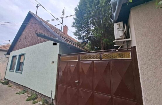 Bajnat, dve zasebne legalizovane kuće u dvorištu!