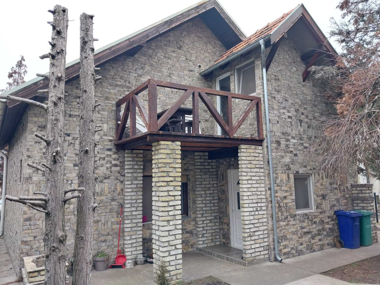 Makova sedmica, prizemna kuća sa potkrovljem.