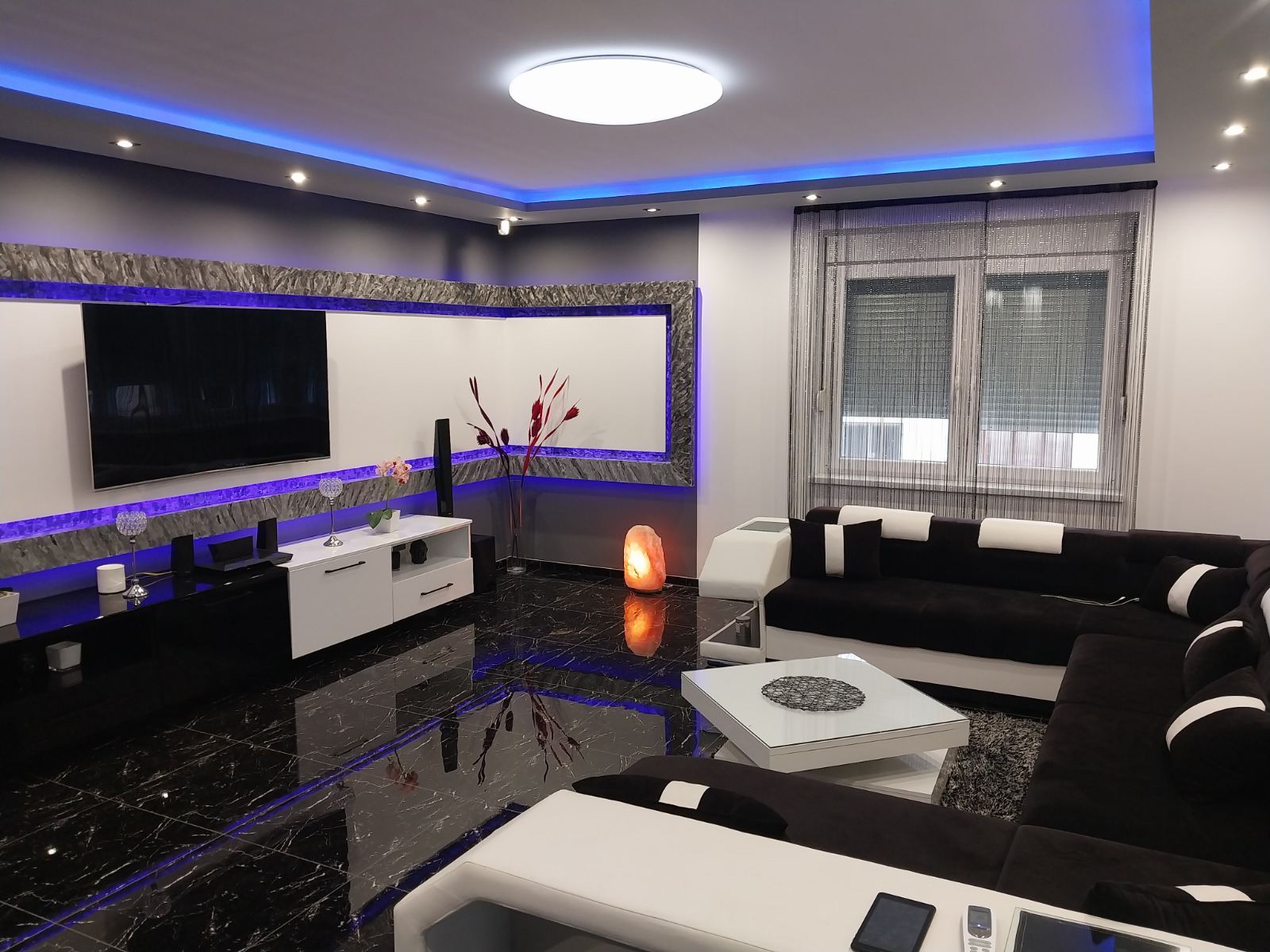 LUKSUZNA &#8220;SMART&#8221; kuća sa dodatna dva apartmana i unutrašnjim bazenom!