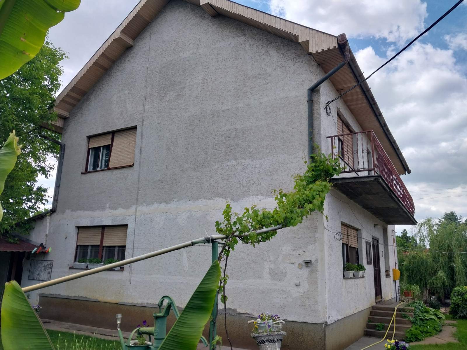 Novo selo, ODLIČNA PONUDA spratnica i prizemna kuća u istom dvorištu!
