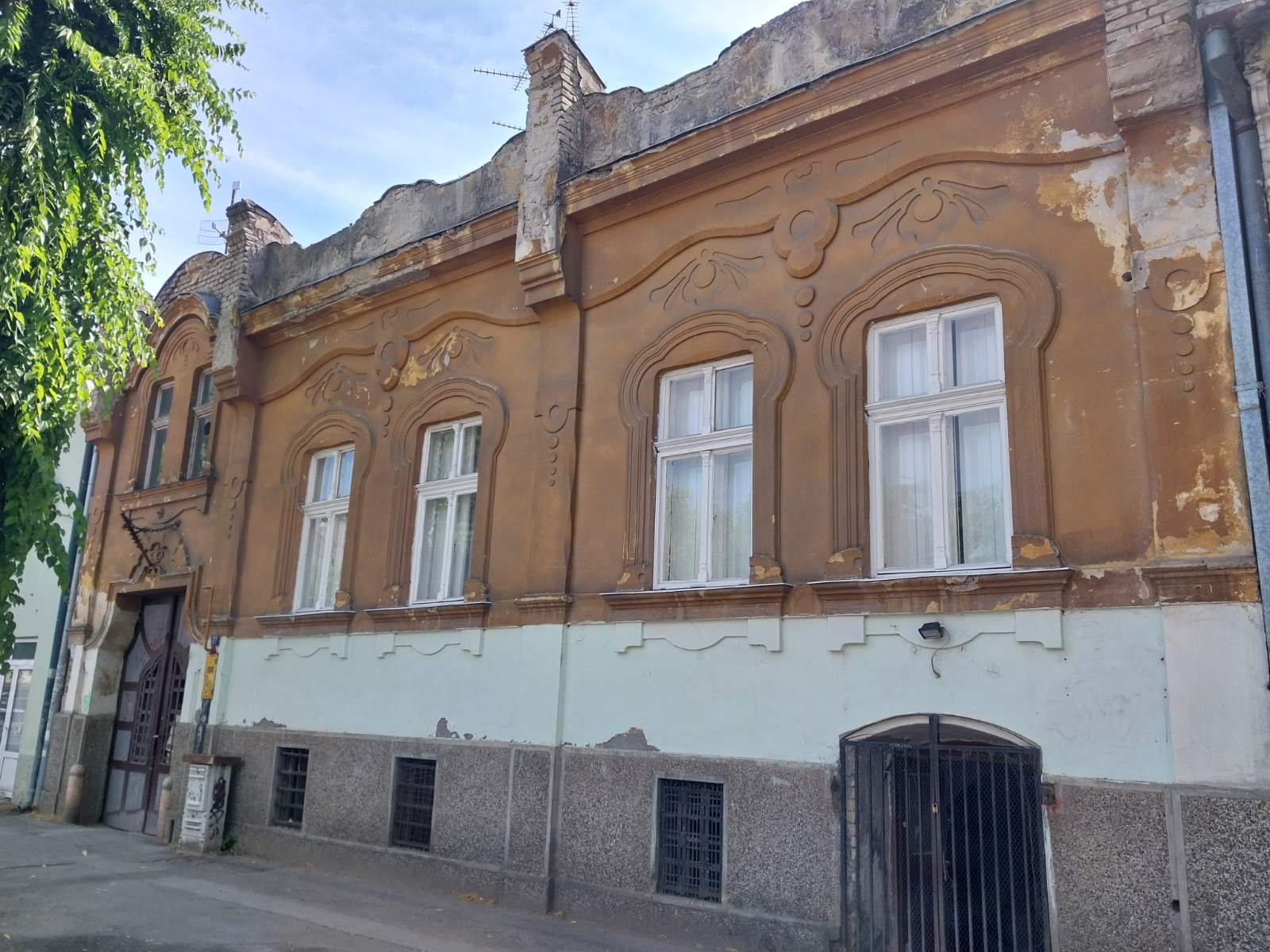 Centar II, komplet adaptirana kuća sa zajedničkim dvorištem!