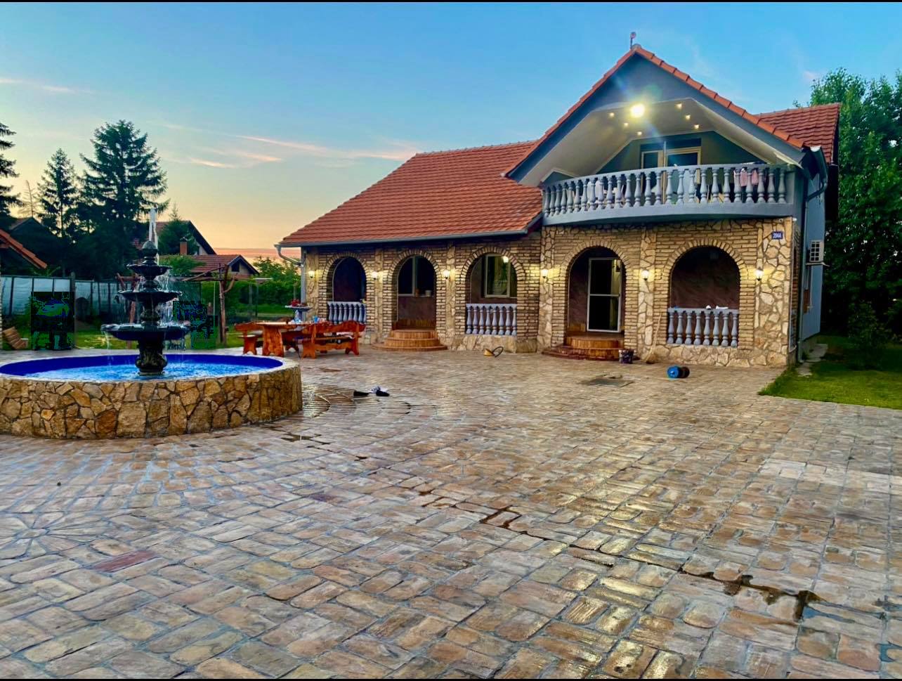 Makova sedmica, velika porodična kuća sa potkrovljem!