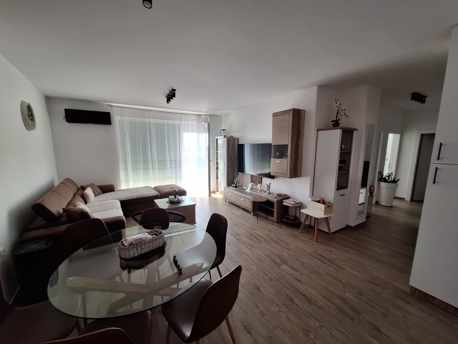 Centar III, trosoban stan komplet namešten sa garažnim i parking mestom!