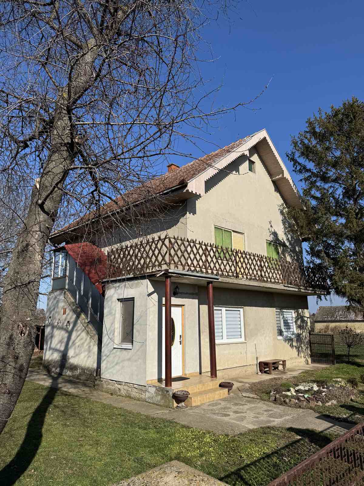 Bajmok, spratnica okružena poljoprivrednim zemljištem!