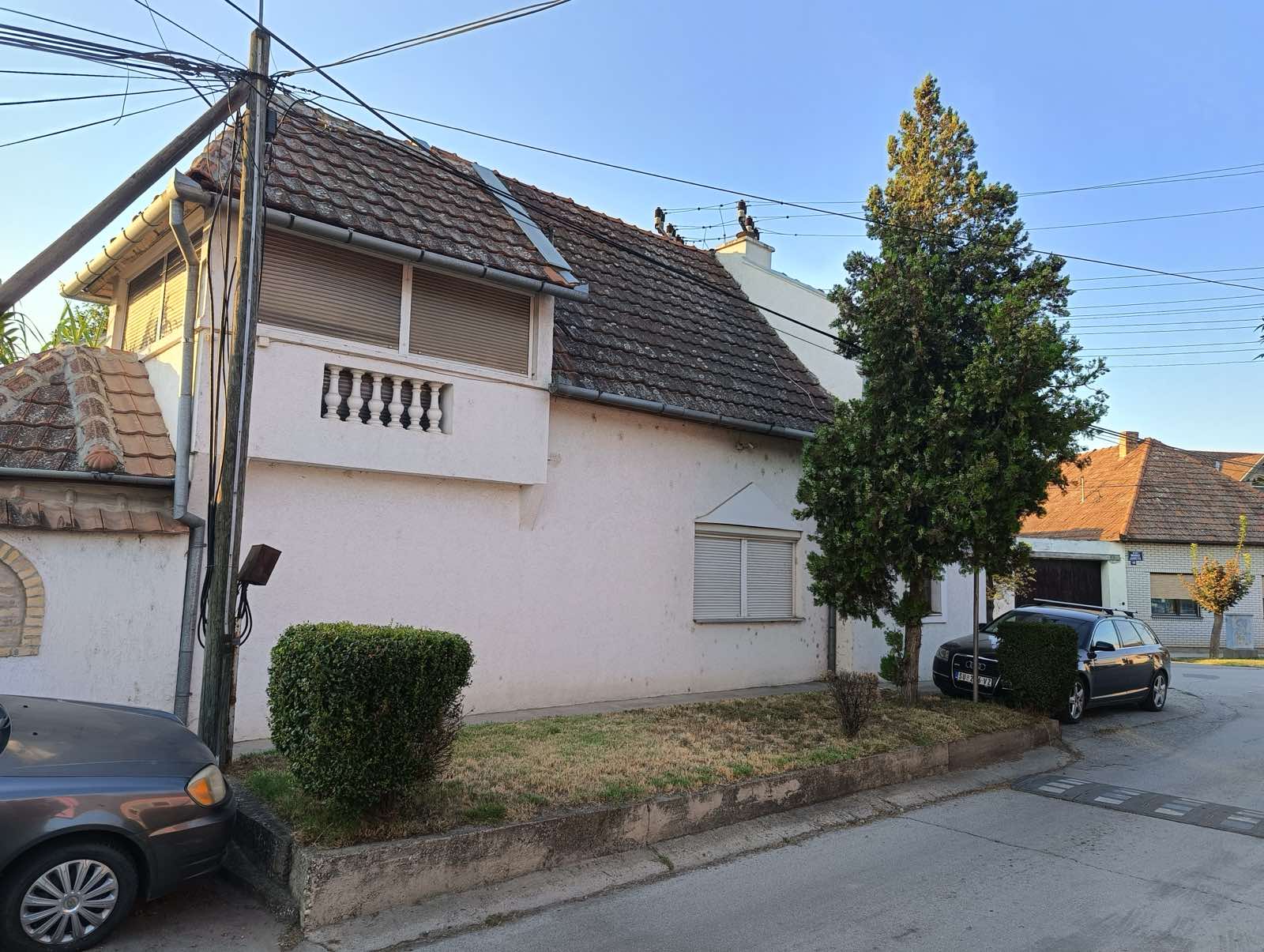 Gat, kuća sa potkrovljem i manjim dvorištem.