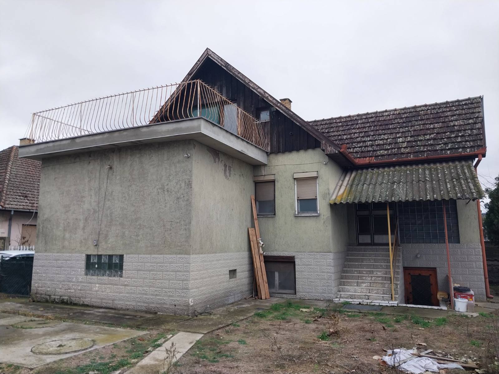Dudova šuma, samostalna spratna kuća.
