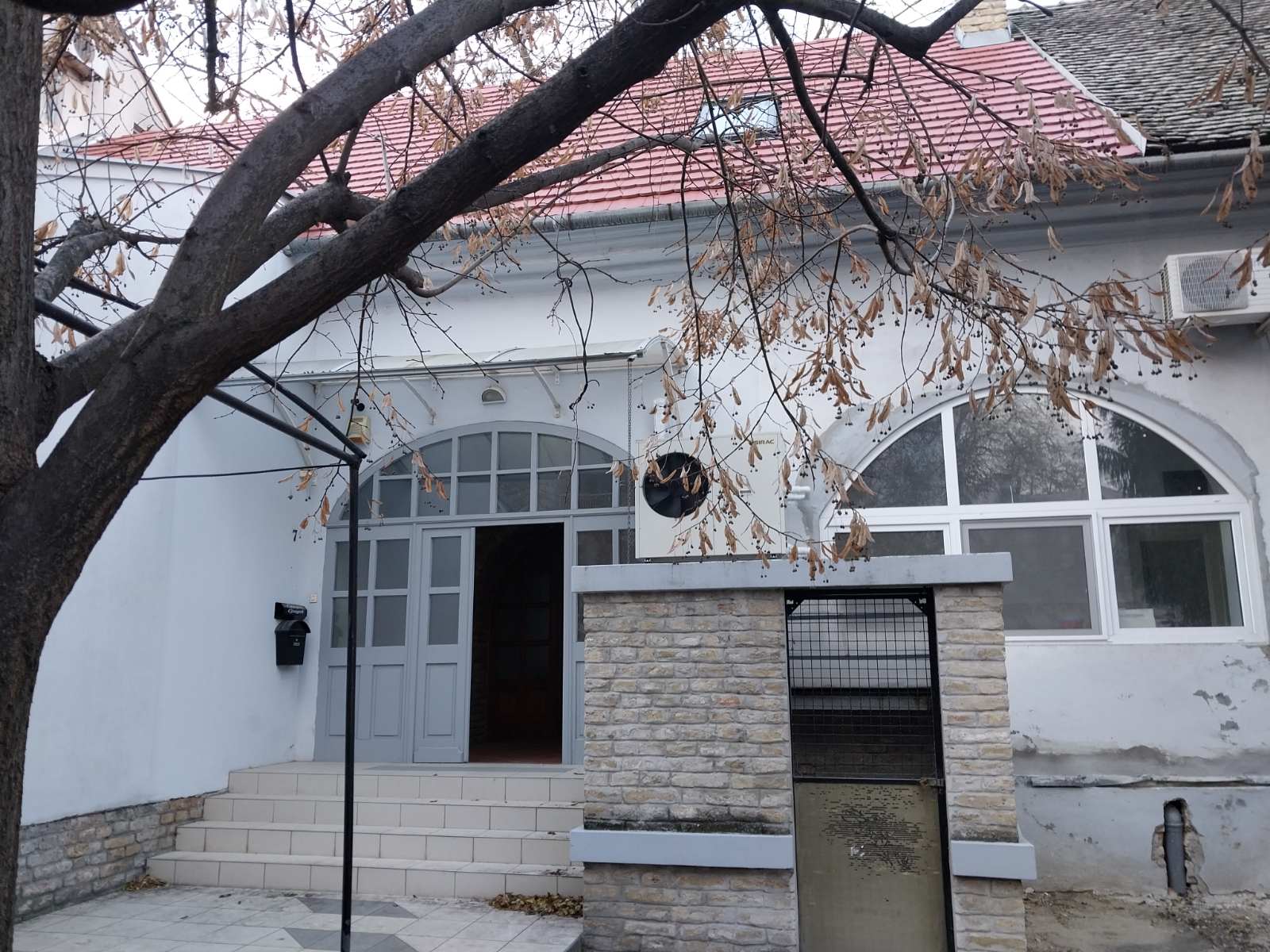 Centar II, šestosobna kuća za stanovanje ili za poslovni prostor!