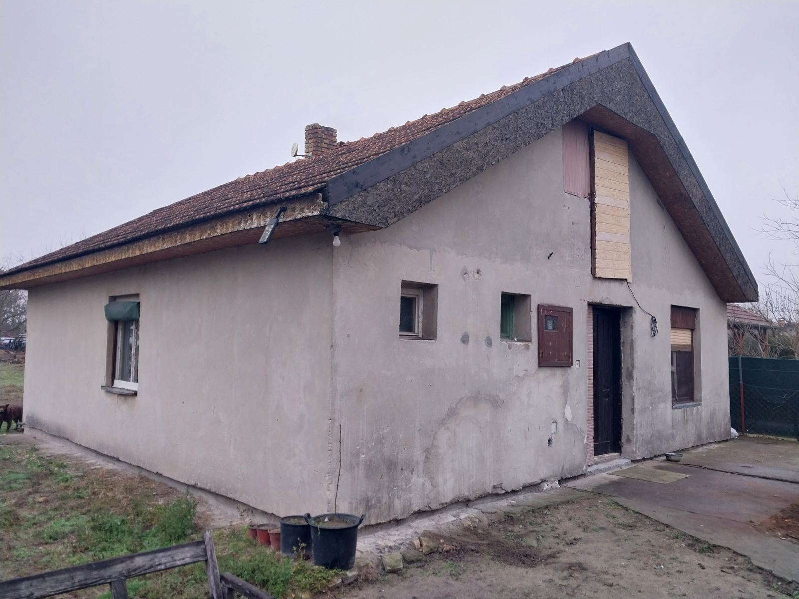 Makova sedmica, samostalna trosobna kuća.