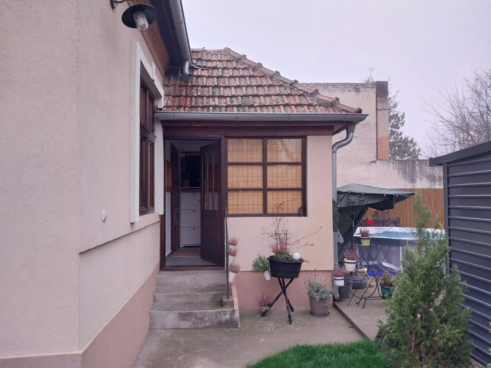 Kertvaroš, dvojna kuća sa zasebnim ulazom i dvorištem.