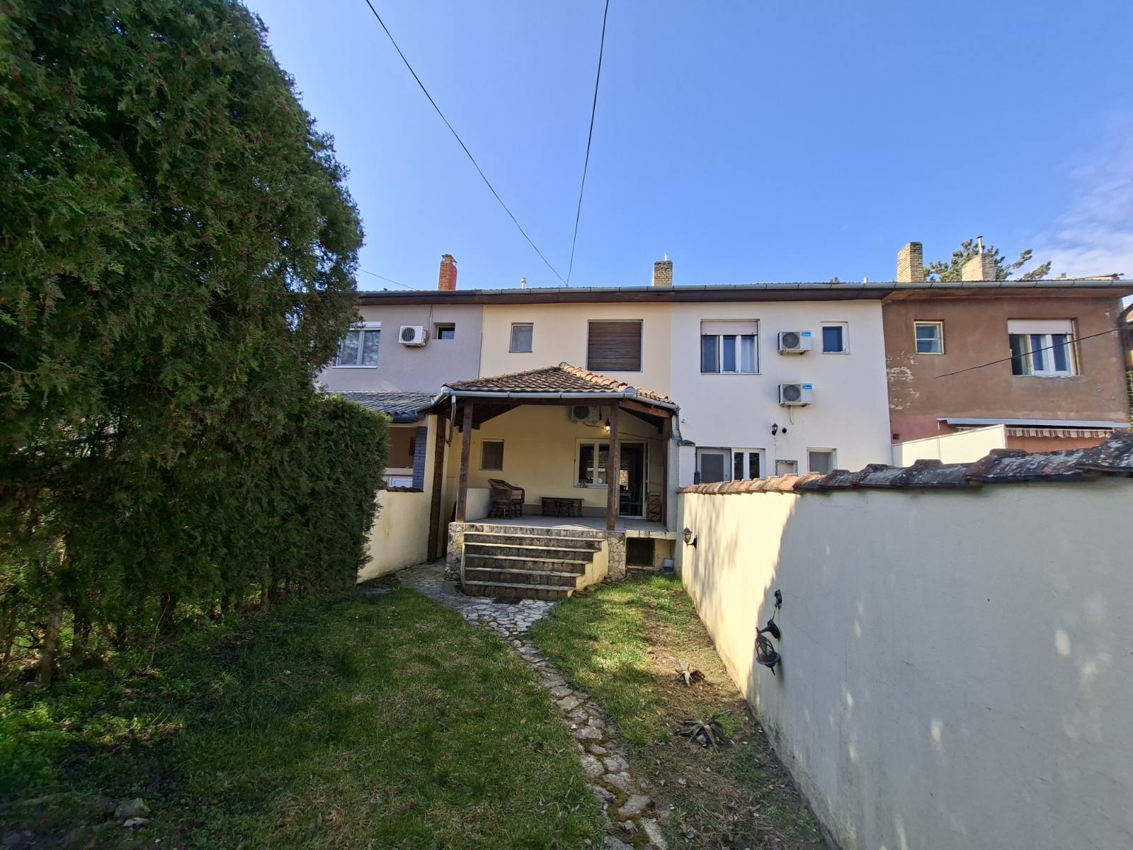 Kertvaroš, kuća u nizu na tri etaže!