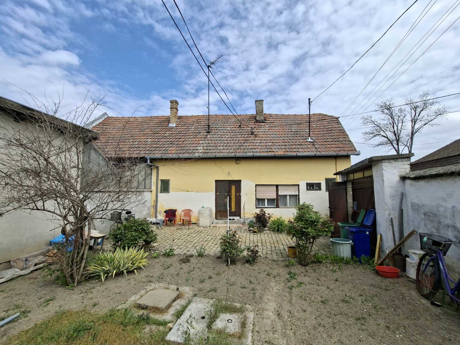 Bajnat, dvojna kuća sa sopstvenim dvorištem!