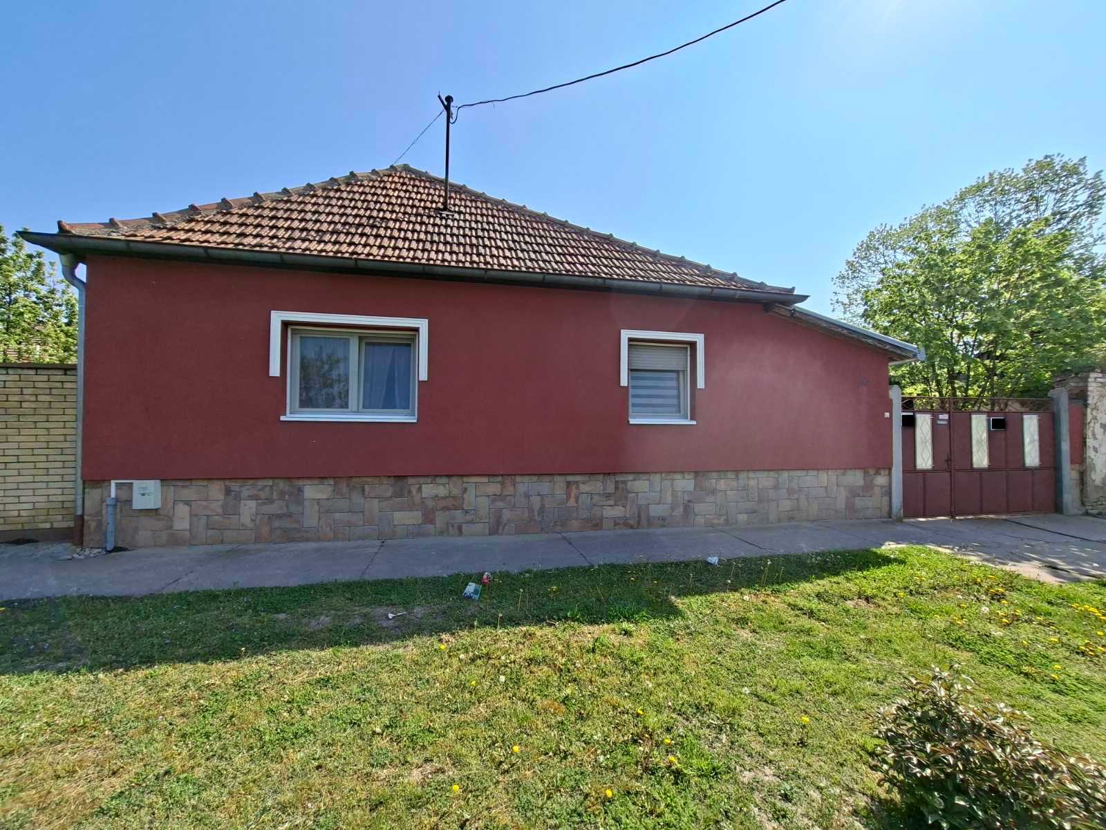 Aleksandrovo, samostalna kuća sa četiri stanbene jedinice!