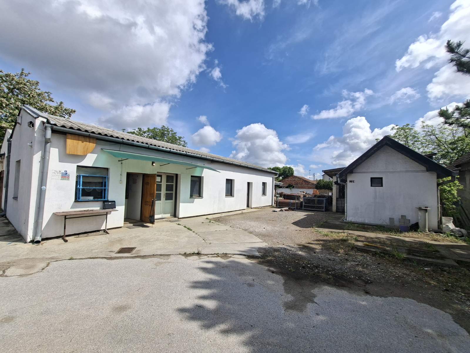Novo selo, poslovni prostor sa objektima!