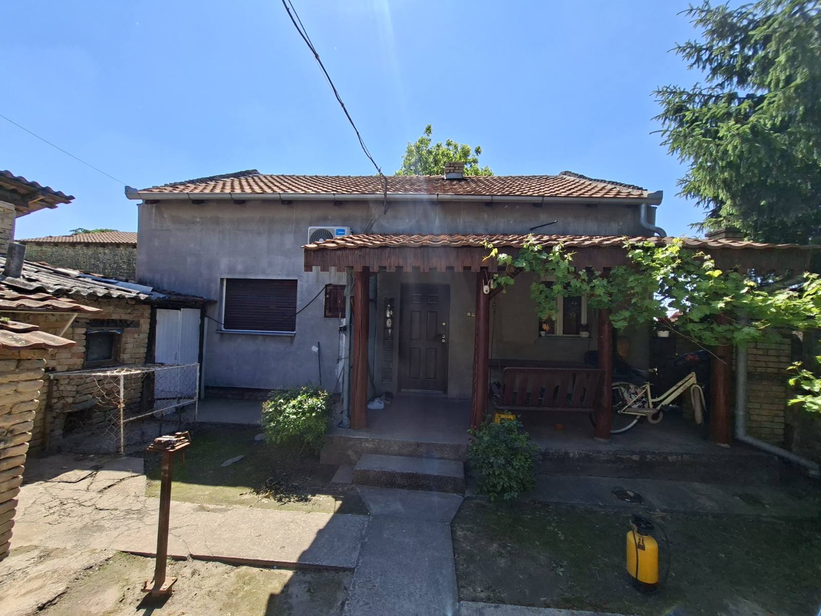 Mali Radanovac, dvosobna kuća u zajedničkom dvorištu.