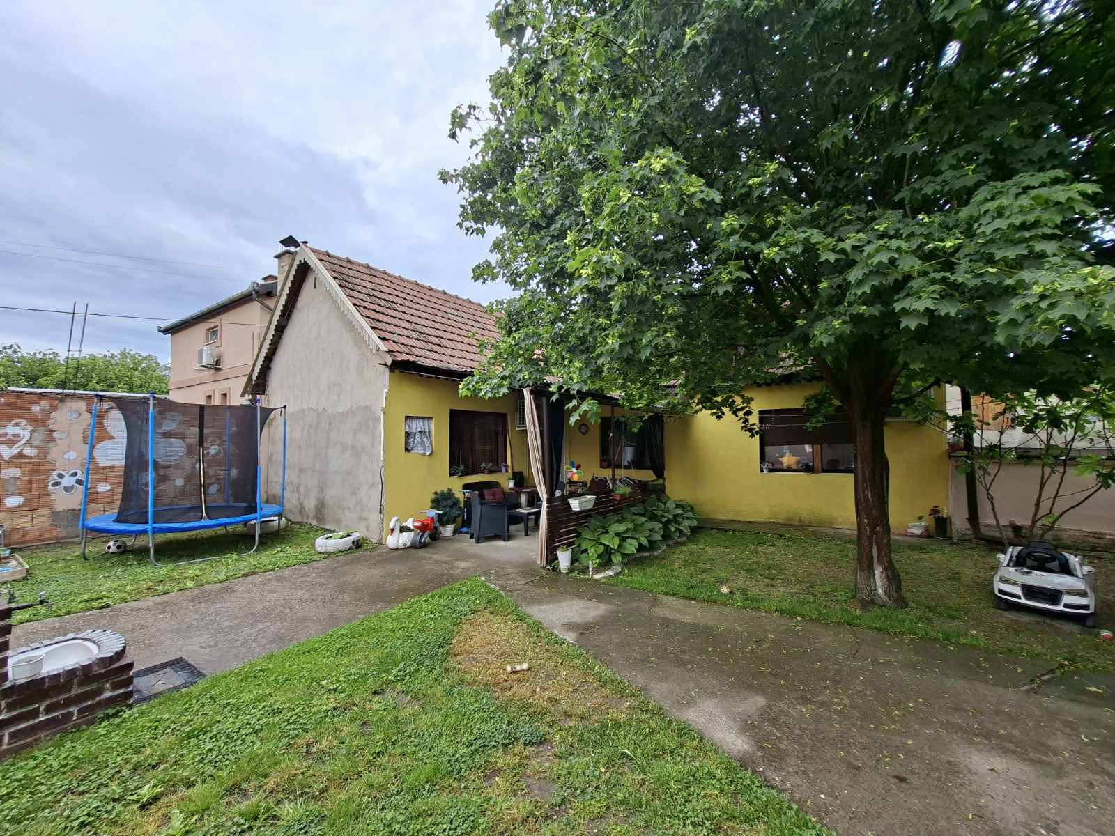 Gat, samostalna prizemna kuća.