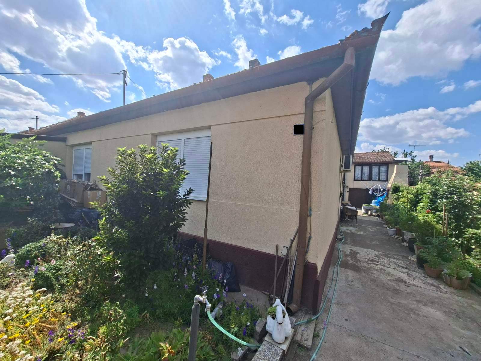 Mali Bajmok, dve stanbene kuće u istom dvorištu!