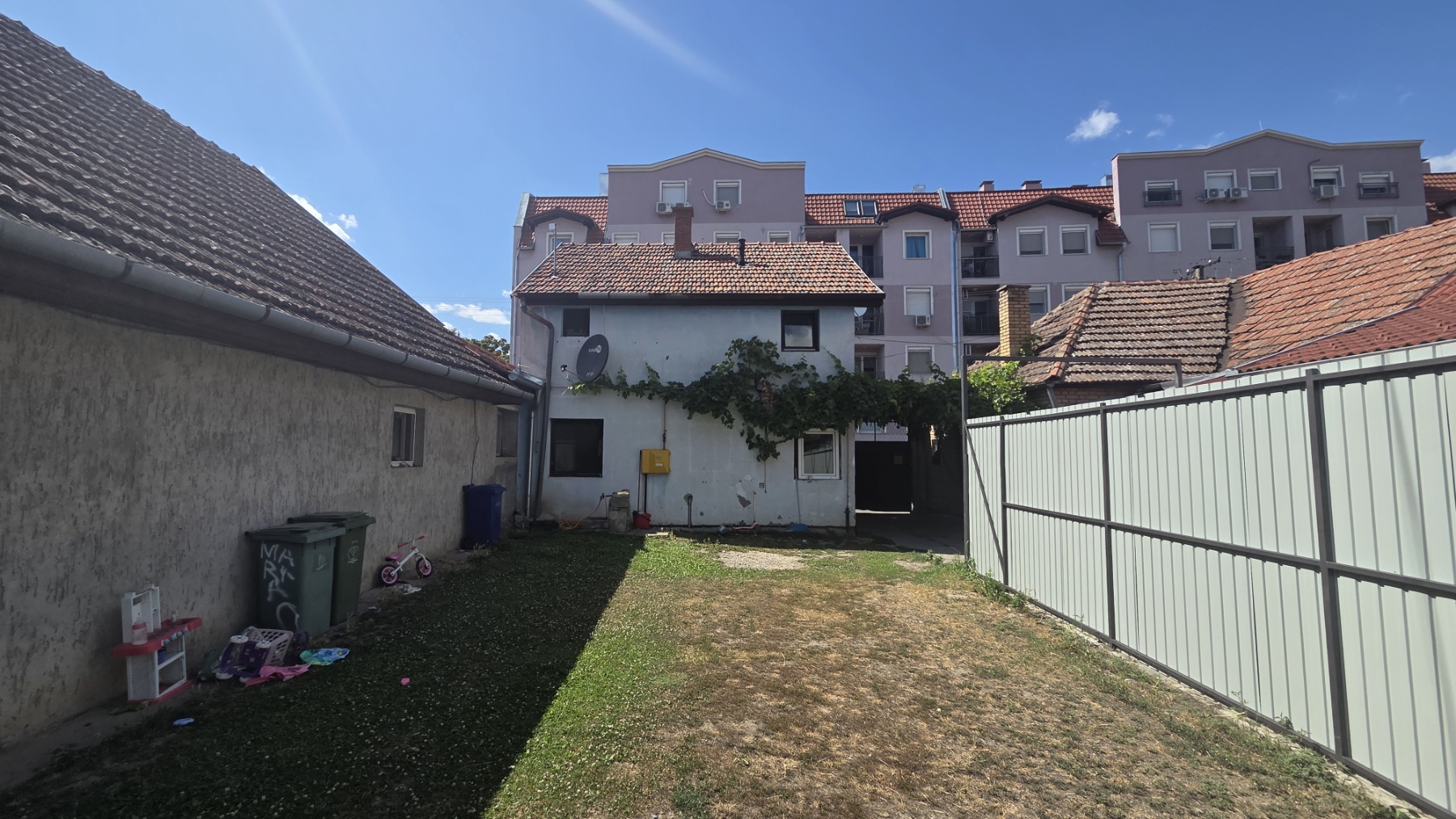 Centar III,dve zasebne kuće!
