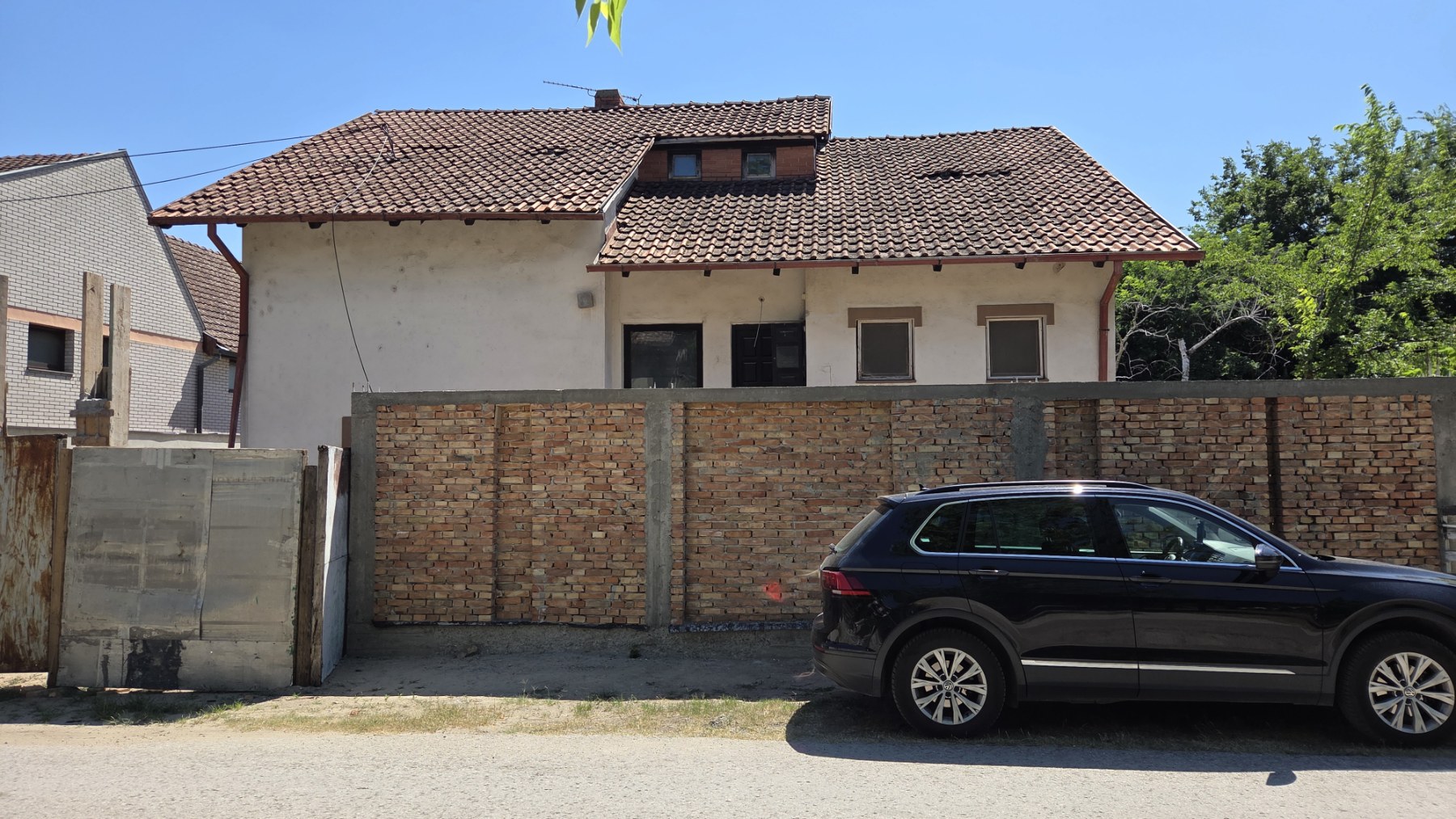 Željezničko naselje,prizemna kuća sa potkrovljem i započetom adaptacijom!