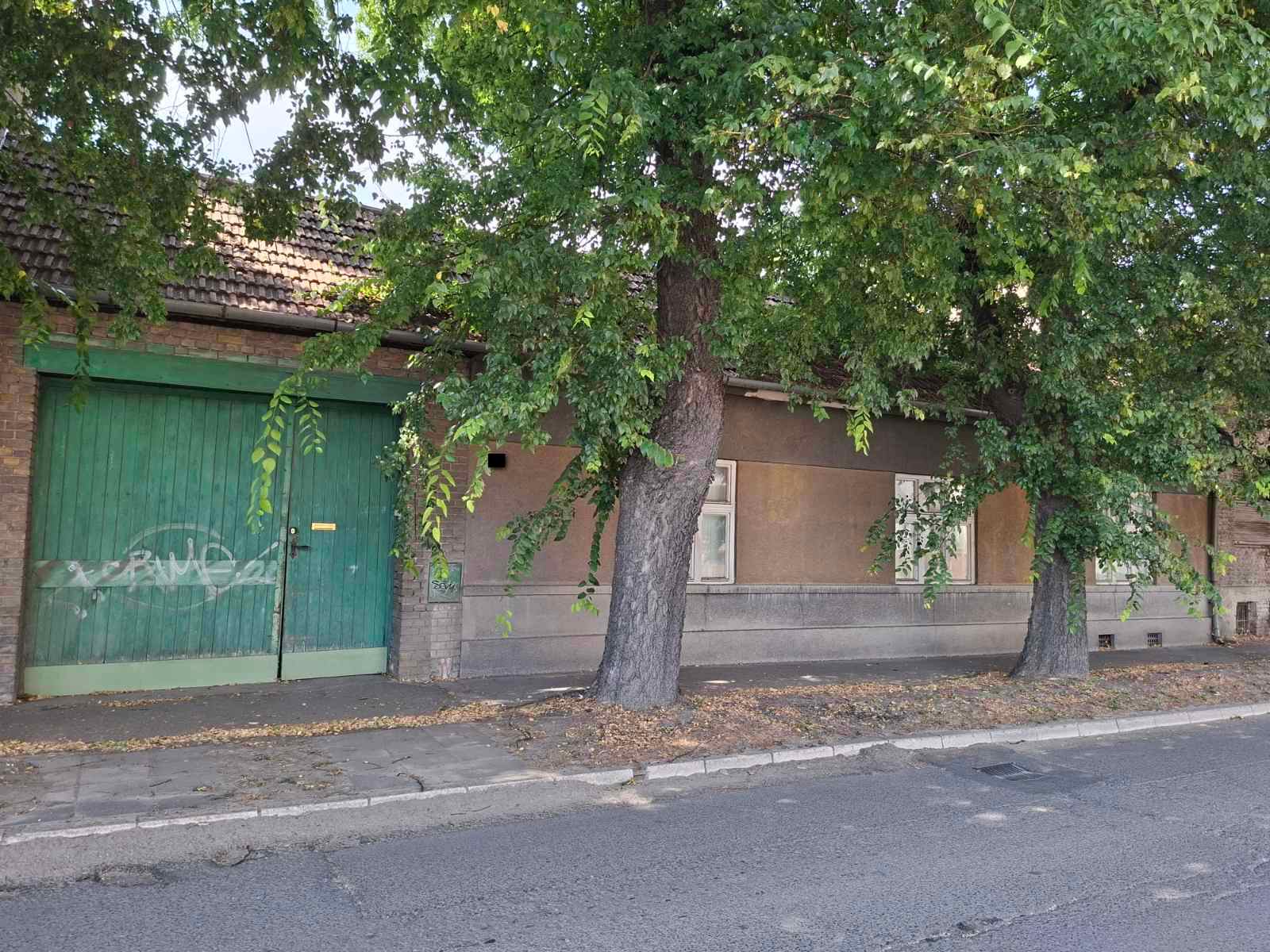 Gat, trosobna kuća sa dodatnim objektima.