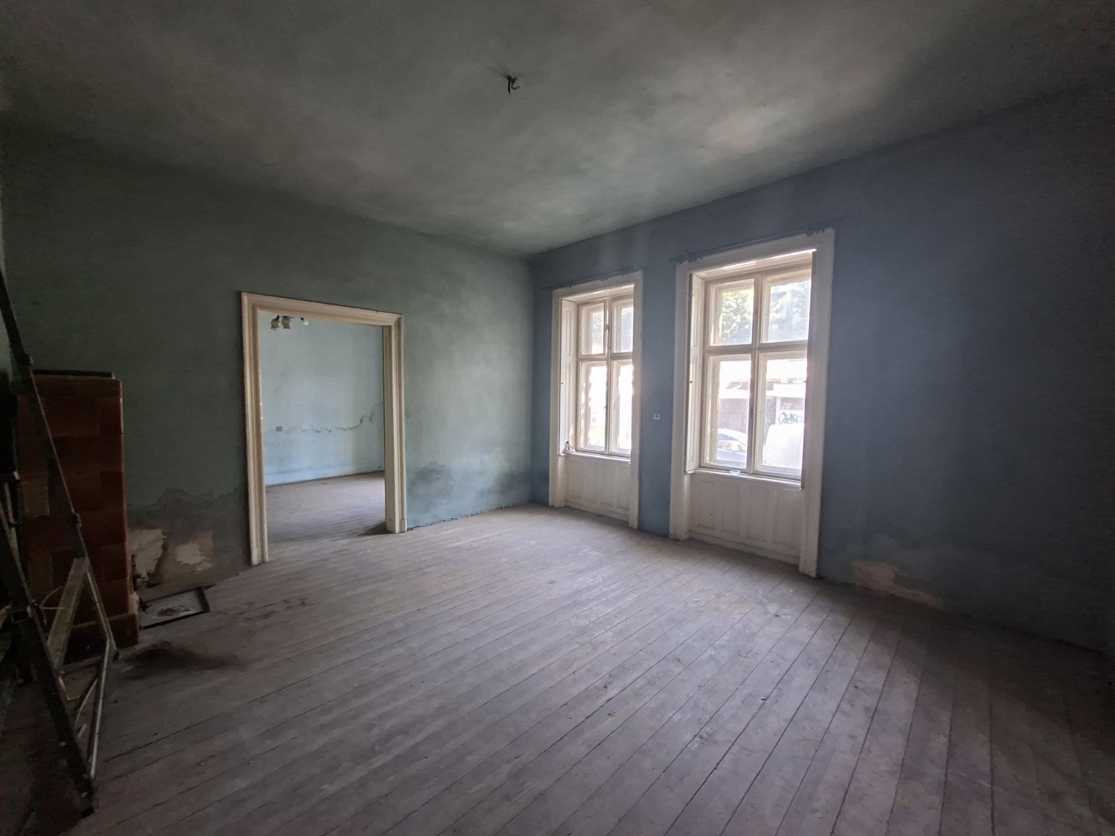 Centar, četvorosobni salonski stan za adaptaciju!