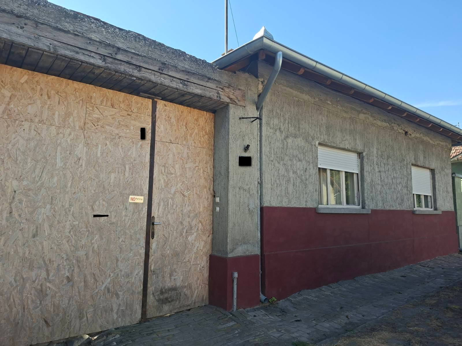 Novo selo, trosobna kuća u zajedničkom dvorištu.
