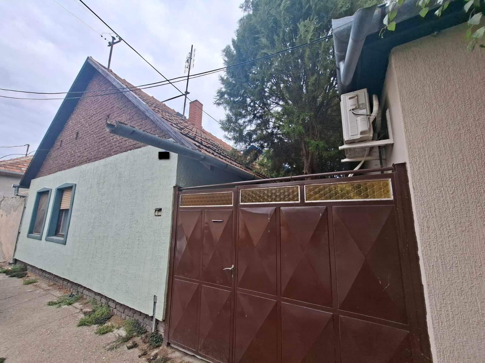 Bajnat, dve zasebne legalizovane kuće u dvorištu!