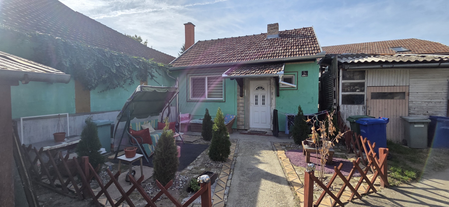 Centar II, samostalna kuća u zajedničkom dvorištu!